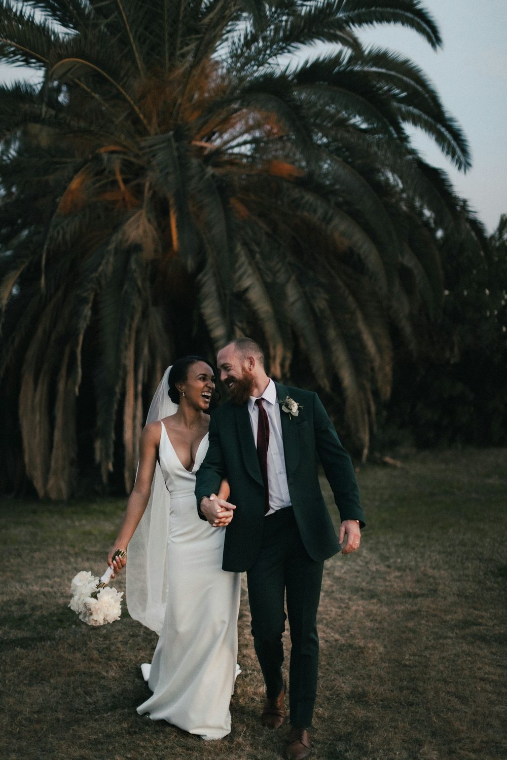 Outdoor-Hochzeit auf der Wiese im Spätsommer