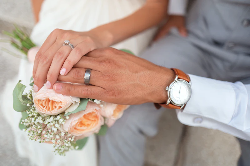 Klassische Hochzeit — eleganter Trauungsbogen